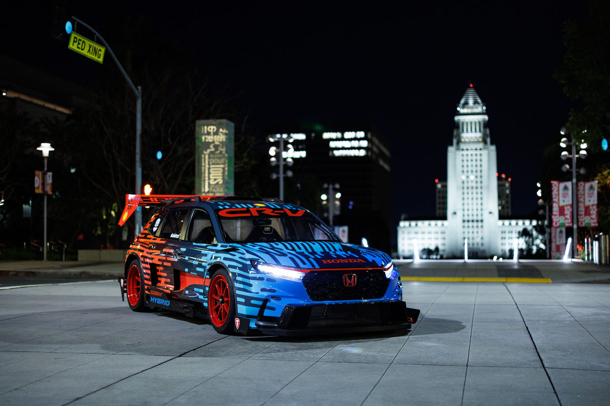 What Happens When A Team Of Honda Volunteers Decide To Build A CR-V With No Rulebook? 800 Horsepower Happens