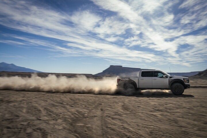 Un Ford F-150 qui roule dans le desert.