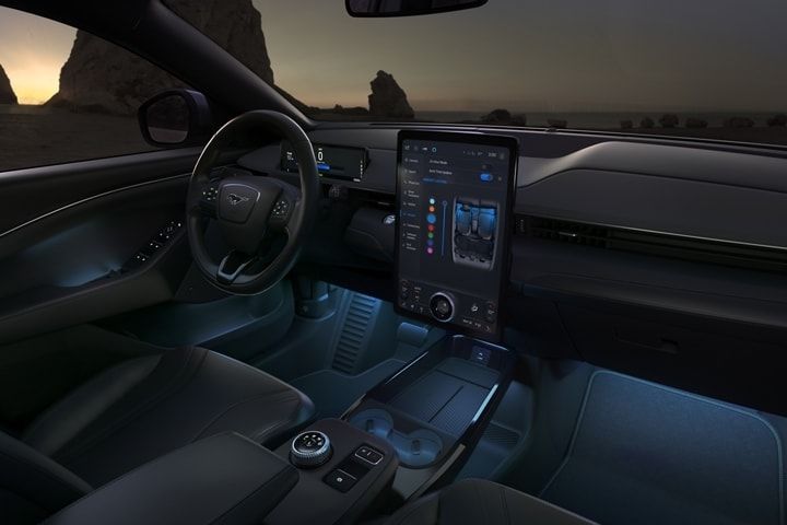 Belle vue du tableau de bord de la Ford Mustang Mach-E 2024 et de sa technologie.
