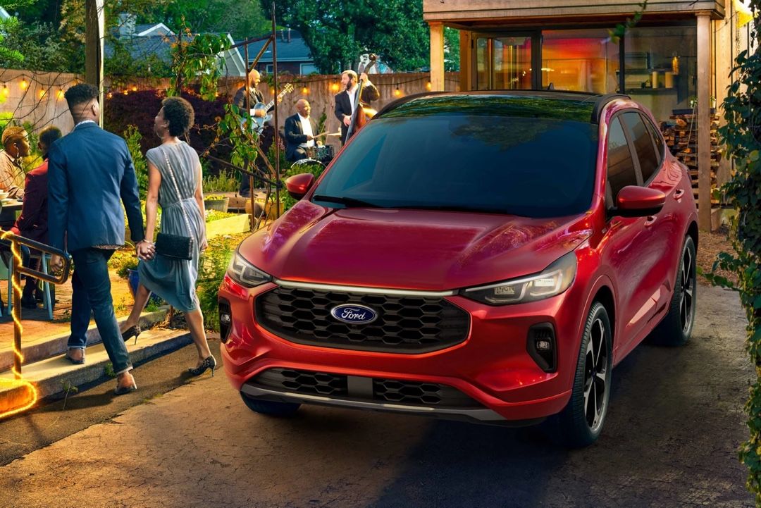 Ford Escape 2025 stationné dans une cours.