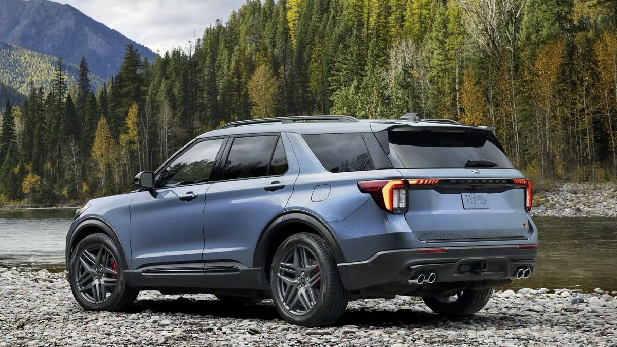 Belle vue sur les courbes et le design extérieur du Ford Explorer 2025 stationné au bord d'une rivière.