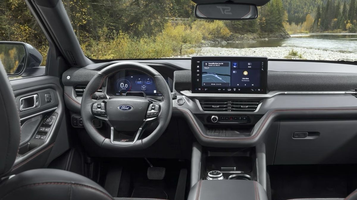 Belle vue sur le tableau de bord et sur la technologie du Ford Explorer 2025.