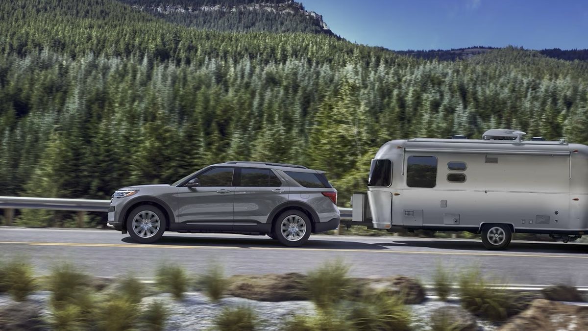 Le Ford Explorer 2025 qui tire une roulotte dans une montée.