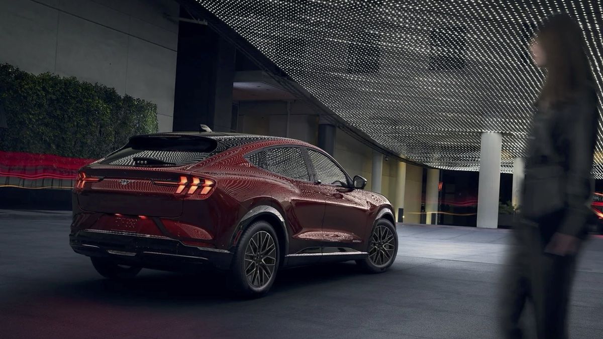 La Ford Mustang Mach-E 2024 stationnée sous un rideau de lumière.