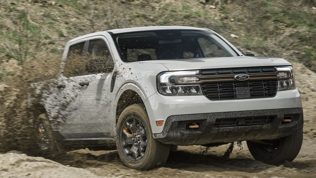 Le Ford Maverick 2024 qui dérape sur la terre.