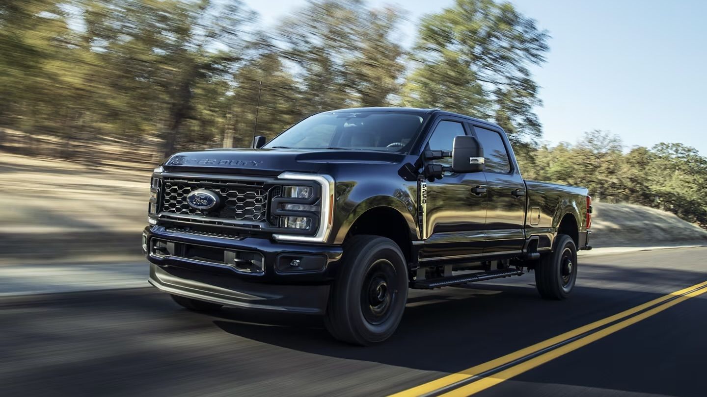 Le Ford Super Duty 2024 qui roule sur l'asphalte.