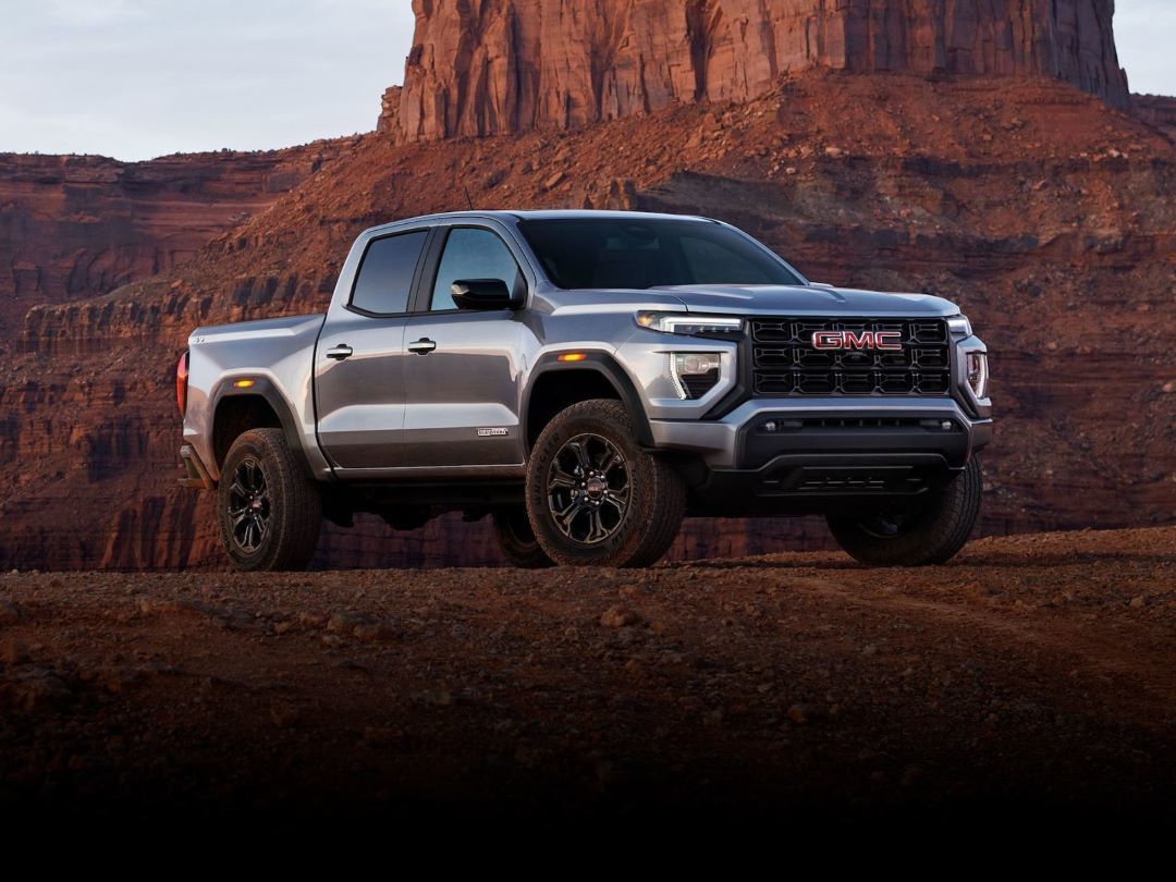 Le GMC Canyon 2024 sur un chemin de terre.