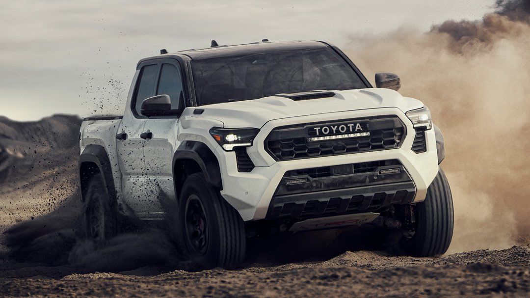 Le Toyota Tacoma 2024 qui dérape dans la terre.