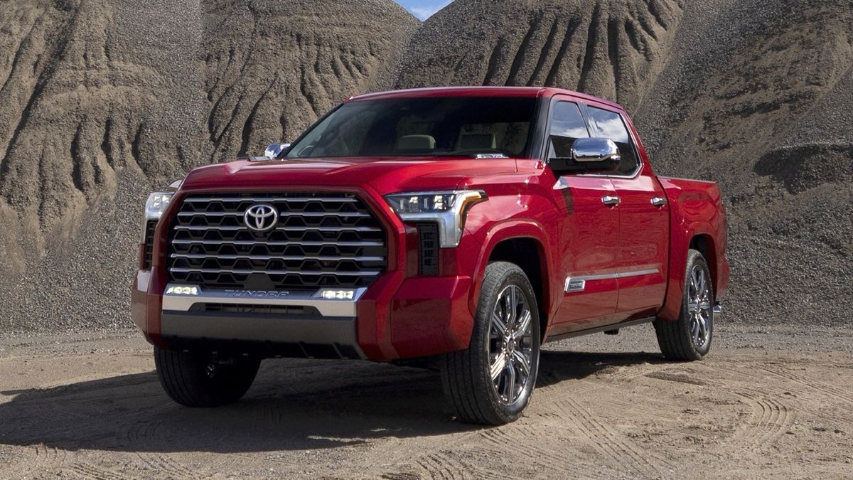 Le Toyota Tundra 2024 stationné à côté de tas de gravel.