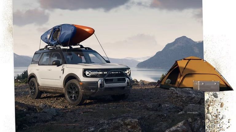 Le Ford Bronco Sport stationné sur une montagne au bord de l'eau.