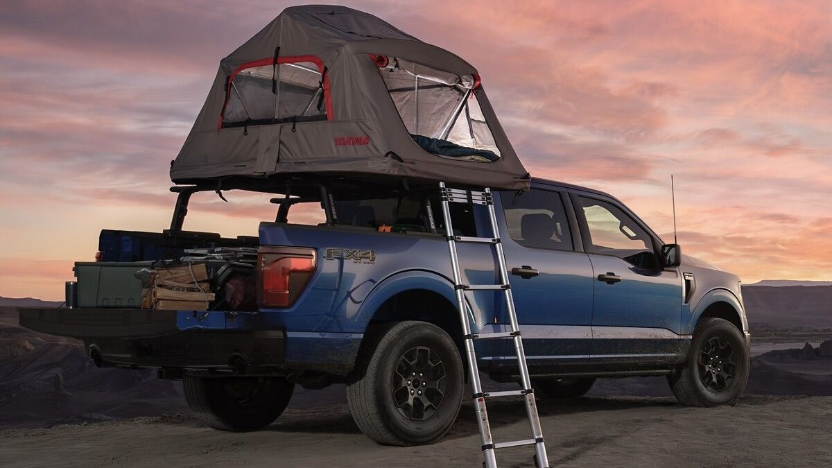 Le Ford F-150 stationné pour la nuit avec une tente sur le toit.