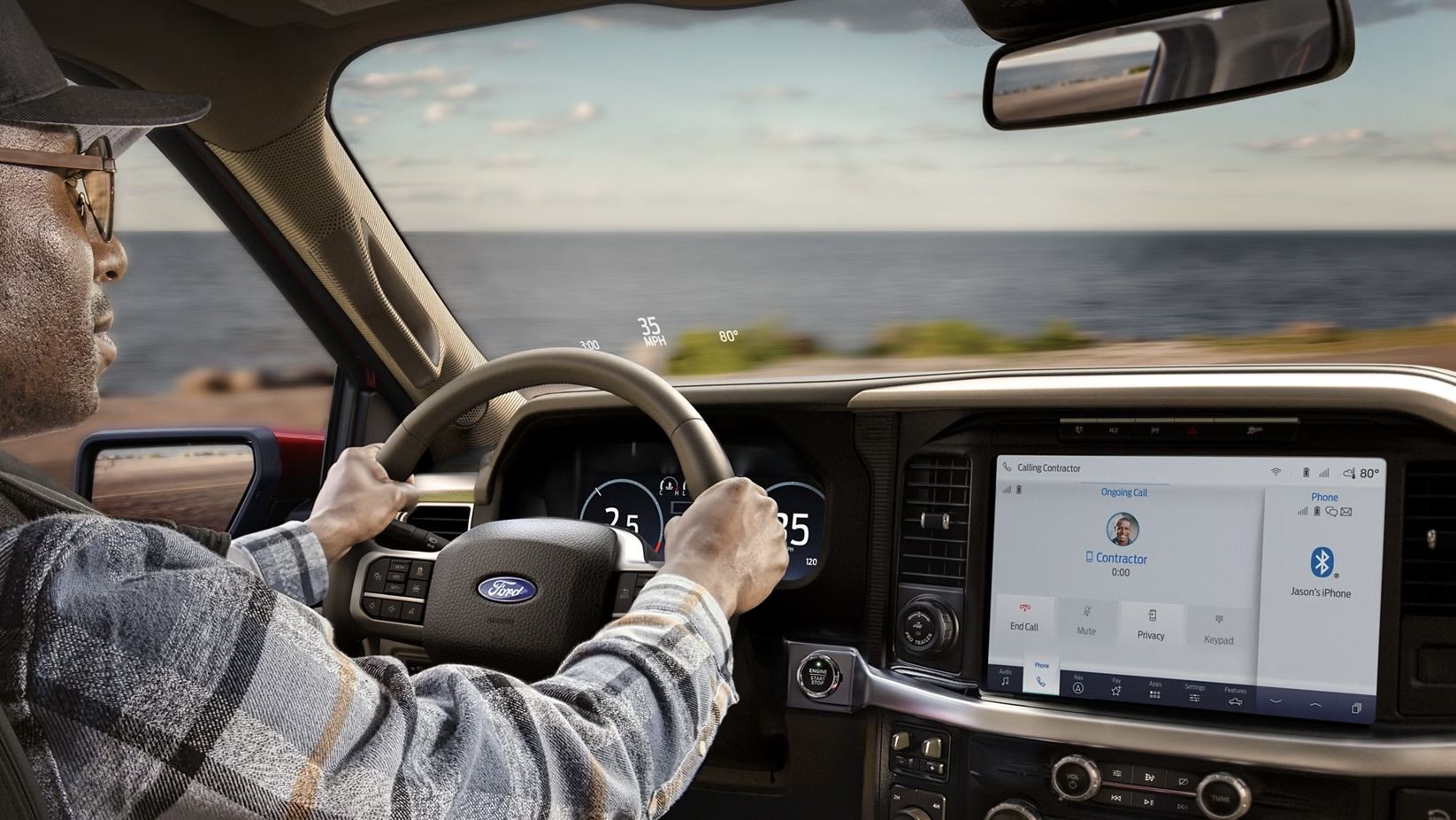 Vue rapprochée sur le tableau de bord et sur l'écran tactile du Ford F-150.