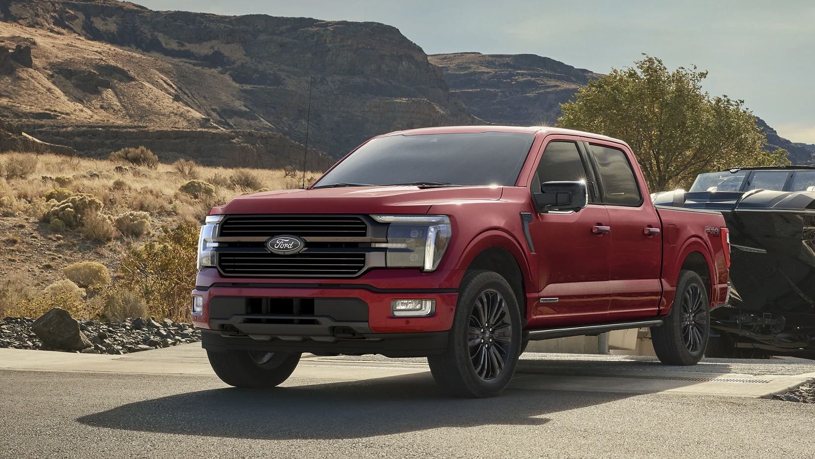 Le Ford F-150 2025 qui sort un bateau de l'eau sur une remorque.