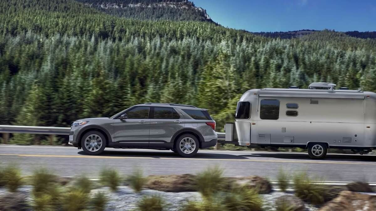 Le Ford Explorer 2025 qui tire une roulotte Airstream dans une montée.