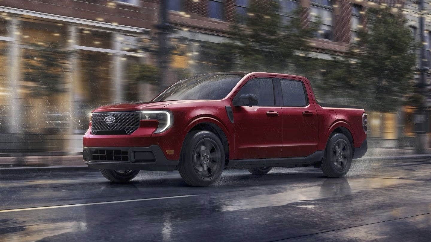 Le Ford Maverick 2025 qui roule en ville sous la pluie.