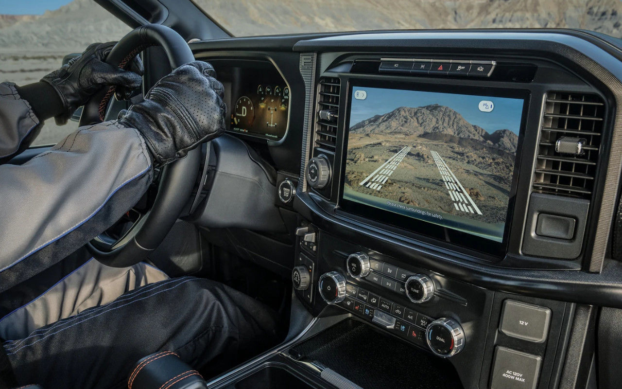 vue de l'habitacle et du tableau de bord d'un Ford F150