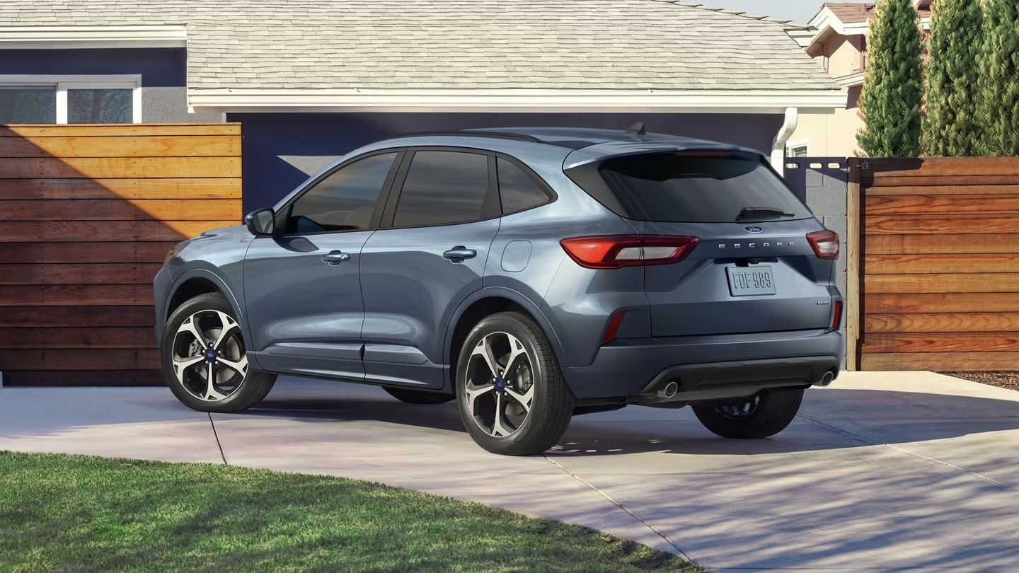 Le Ford Escape Hybride 2025 stationnée dans une allée devant une résidence.