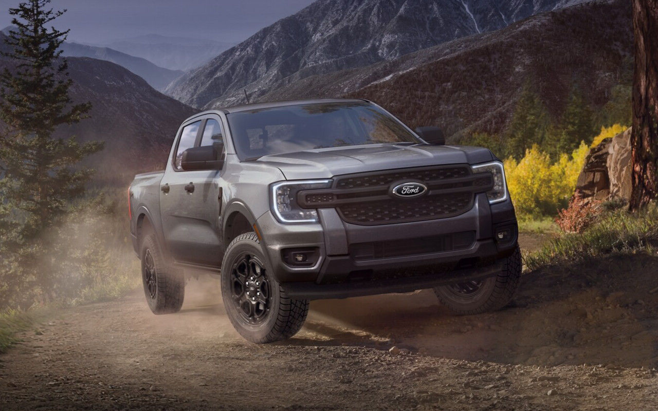 vue latérale avant d'un Ford Ranger 2025 sur un sentier en montagnes