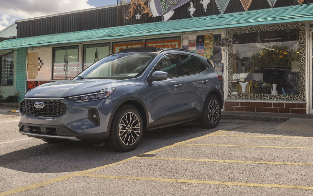 vue latérale avant d'un Ford Escape 2025 garé devant une boutique