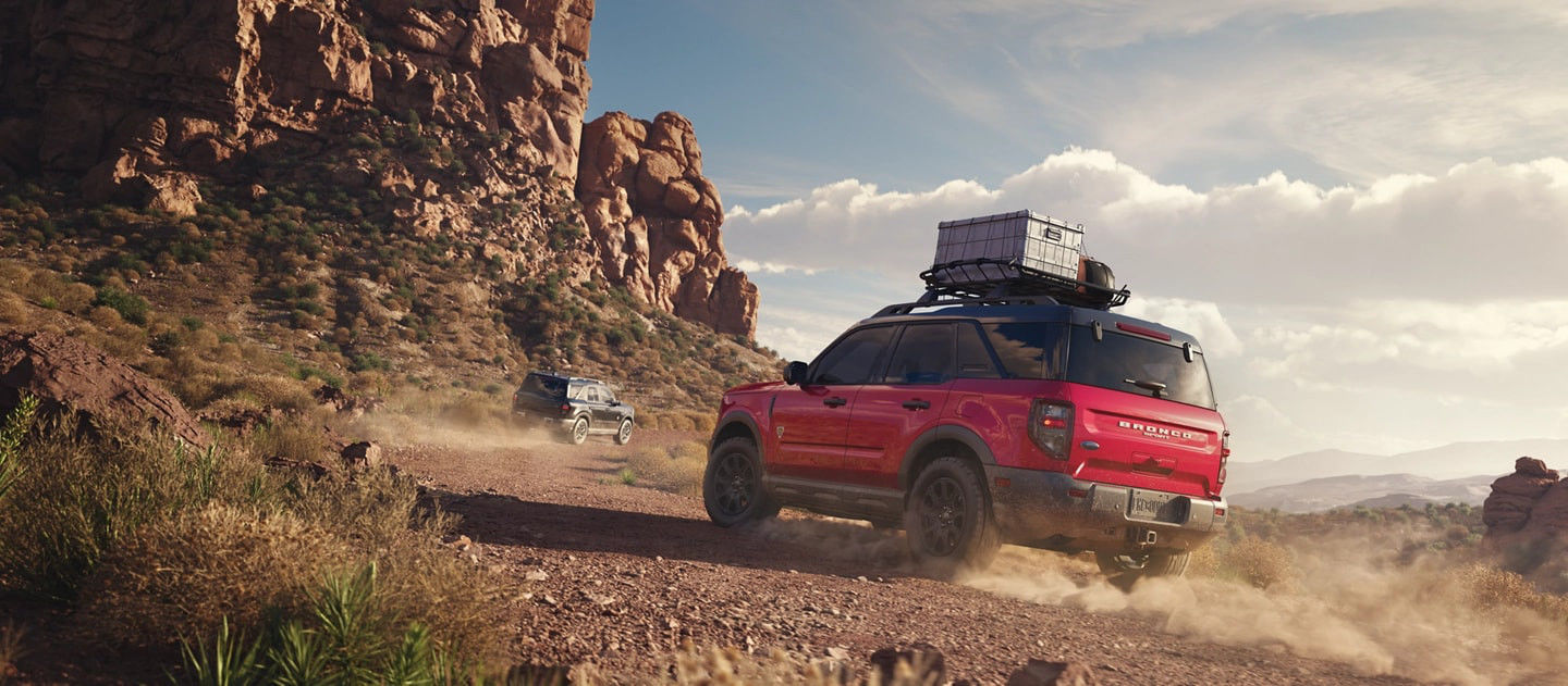 vue latérale arrière d'un Ford Bronco 2025 sur un sentier de terre