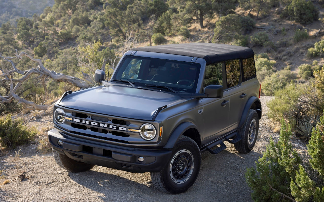 vue latérale avant d'un Ford Bronco Sport 2025 sur un sentier en montagnes