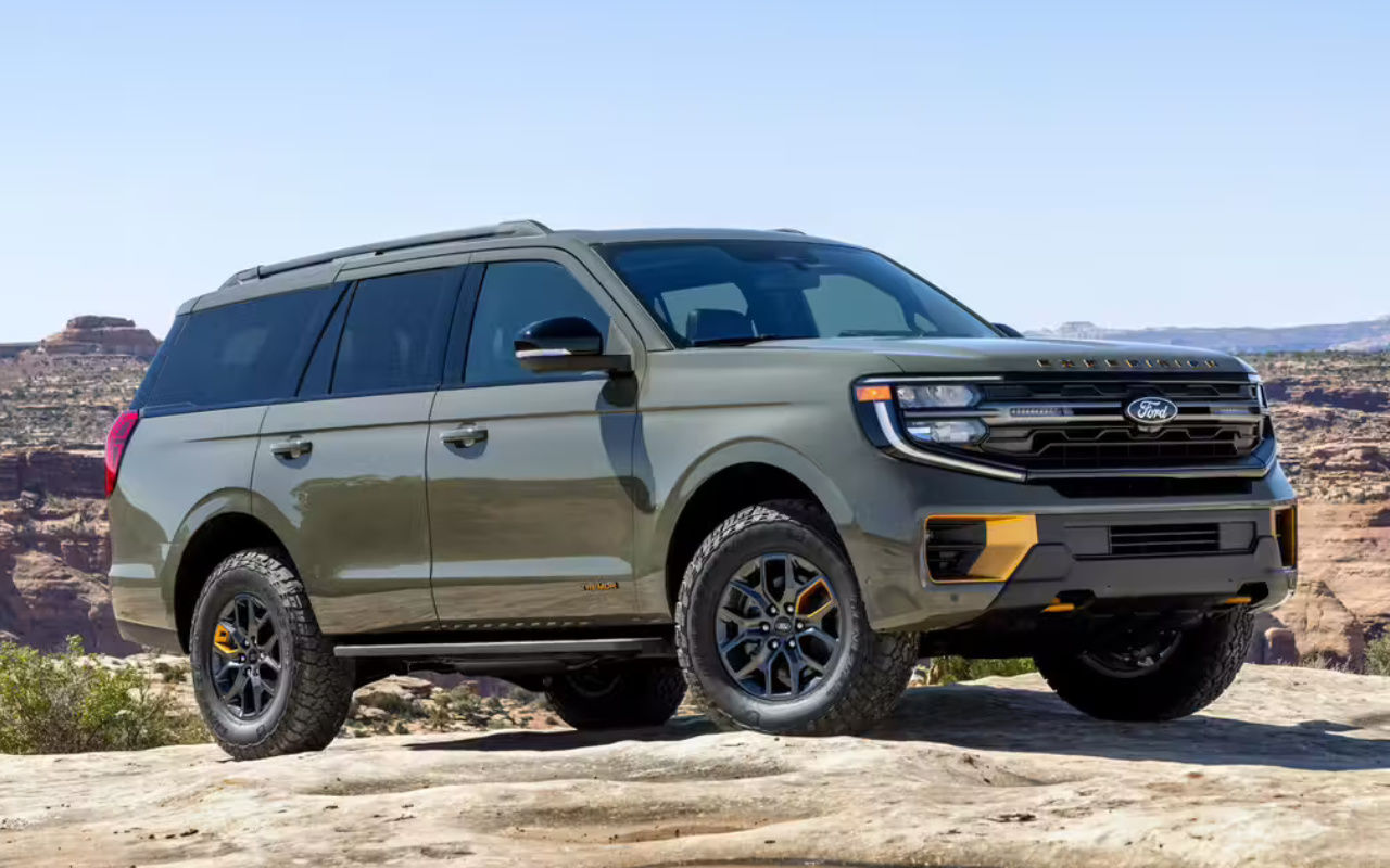 vue latérale avant d'un Ford Expedition 2025 sur un gros rocher