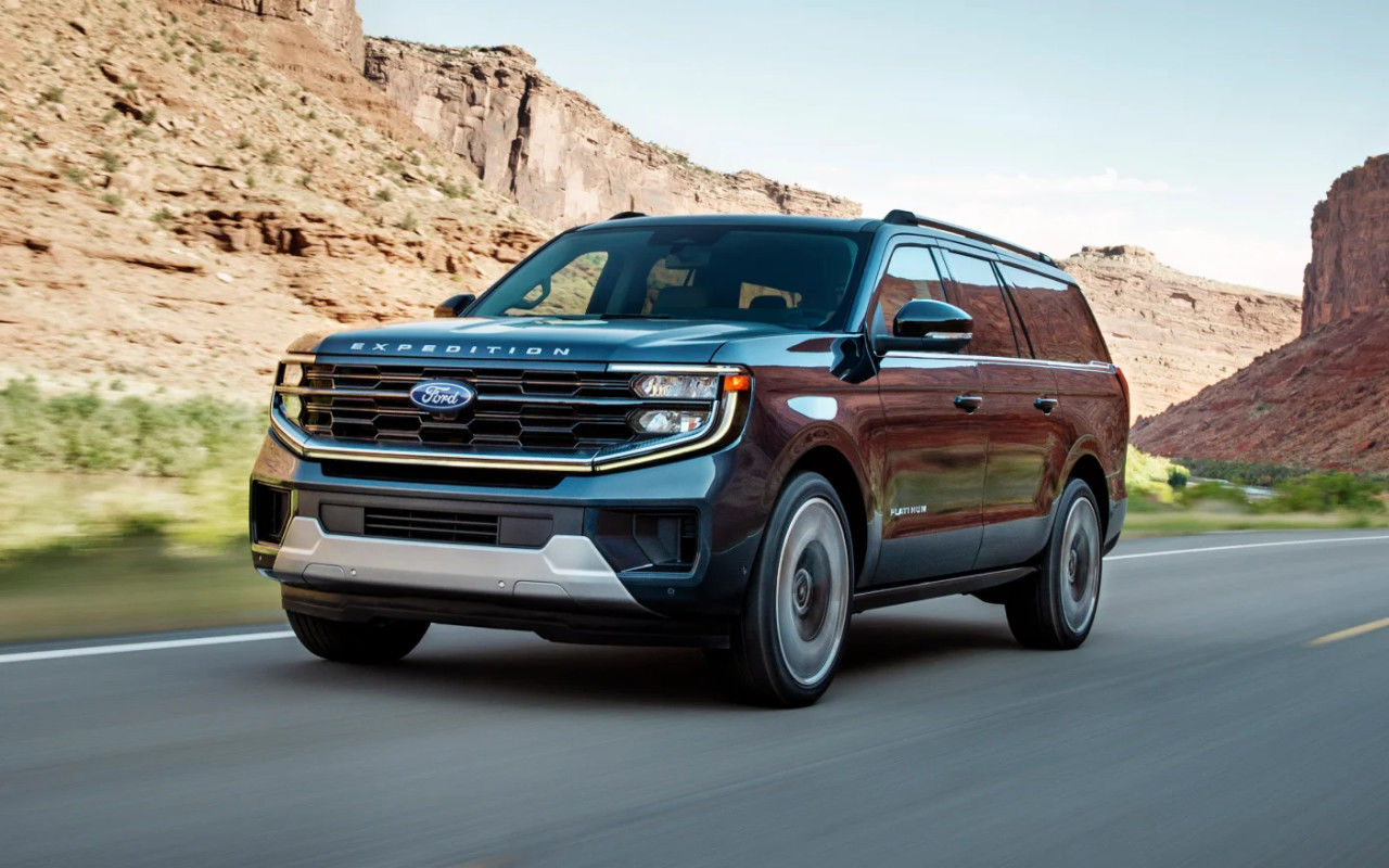 vue latérale avant d'un Ford Expedition 2025 sur une route dans un canyon