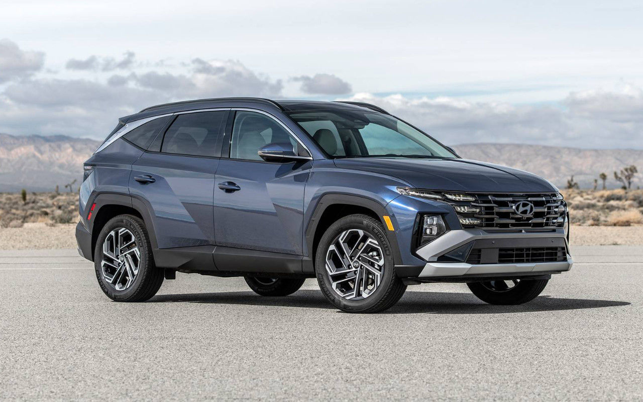 vue latérale avant d'une Hyundai Tucson 2025 sur un tarmac dans le désert