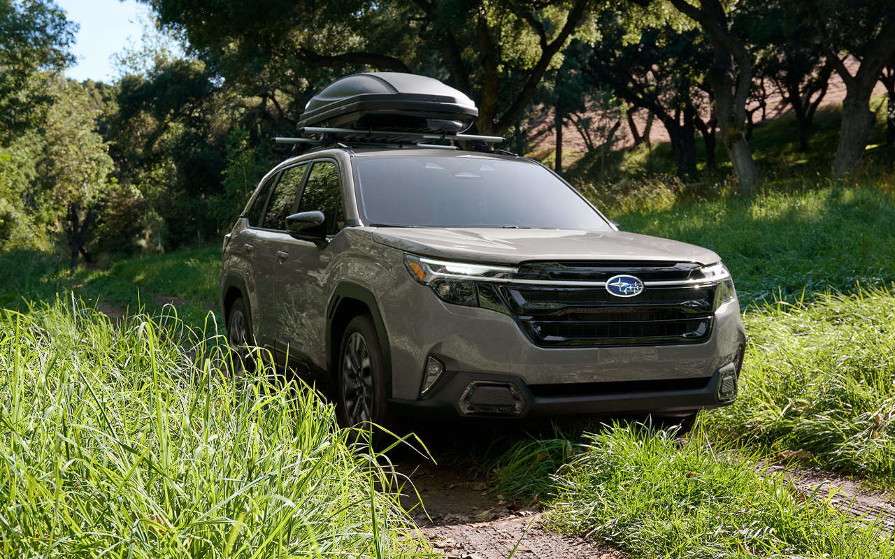 vue latérale avant d'une Subaru Forester 2025 sur un petit sentier en nature