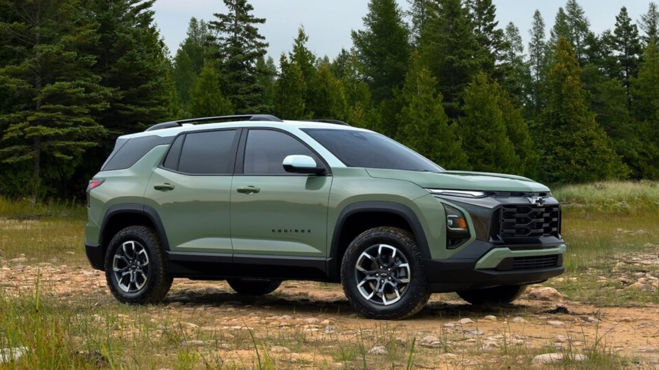 front side view of a 2025 Chevrolet Equinox
