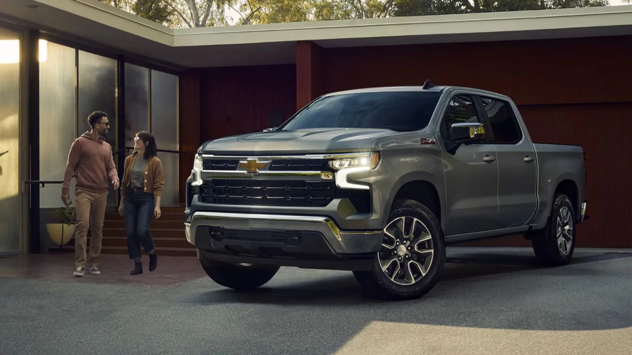 vue lat&eacute;rale avant d'un Chevrolet Silverado 1500 2026