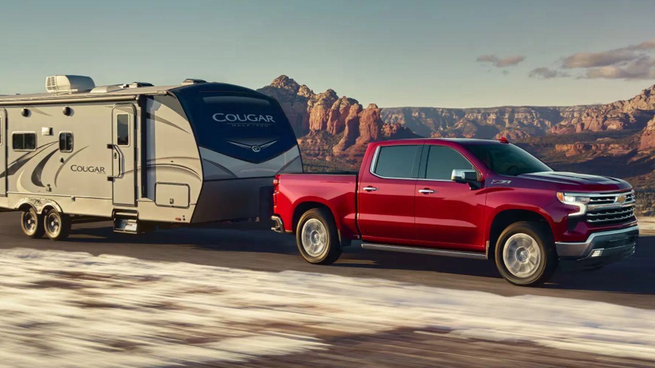 vue latérale avant d'un Chevrolet Silverado 1500 2026