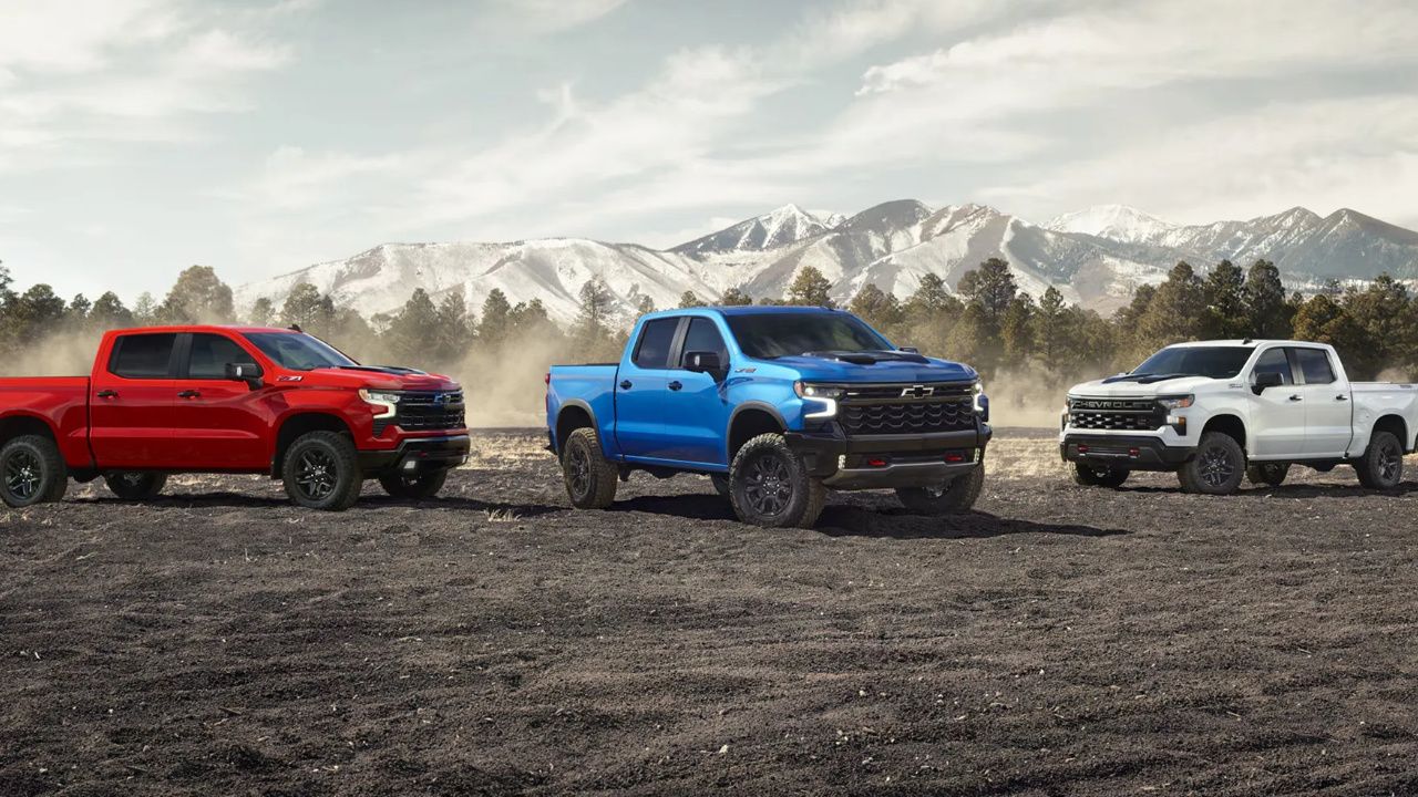 vue d'un trio de Chevrolet Silverado 1500 2026