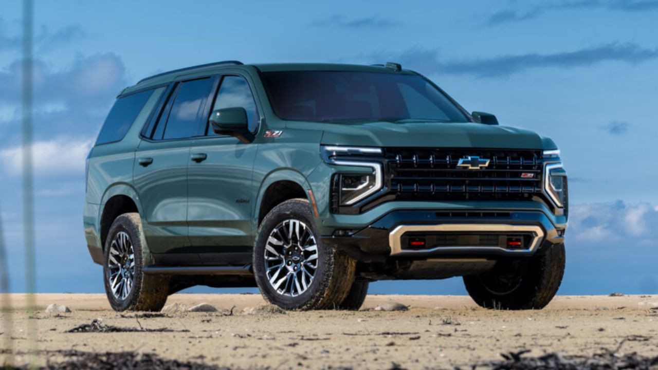 vue latérale avant d'un Chevrolet Suburban 2026