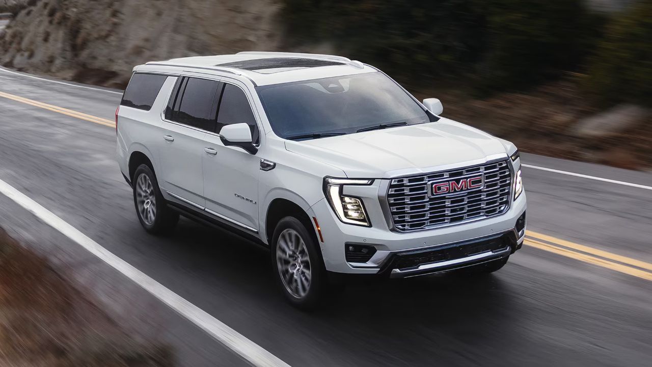 vue latérale avant d'un GMC Yukon 2026