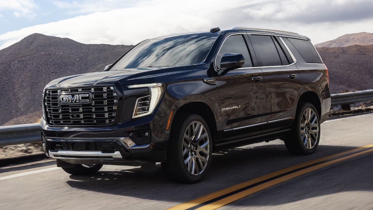 vue latérale avant d'un GMC Yukon Denali 2026