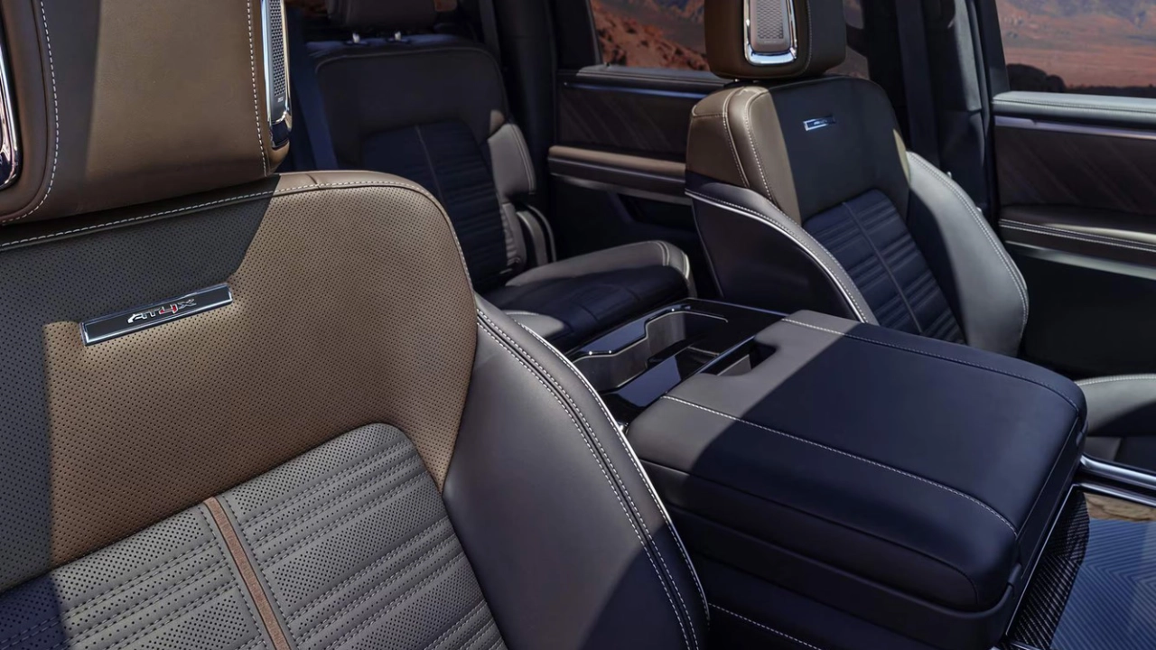 Vue de l'habitacle et des sièges avant luxueux du GMC Sierra 1500