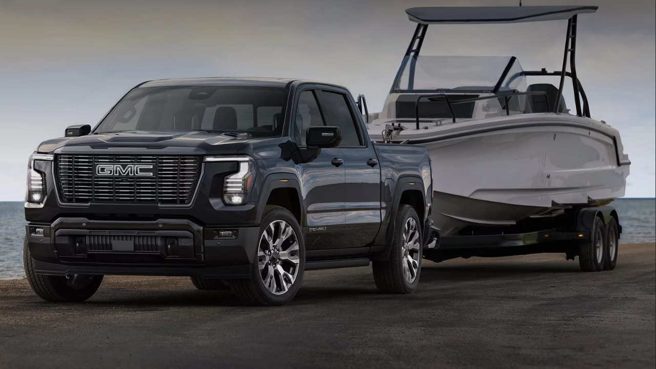 Vue latérale du GMC Sierra 1500 roulant sur une route de campagne