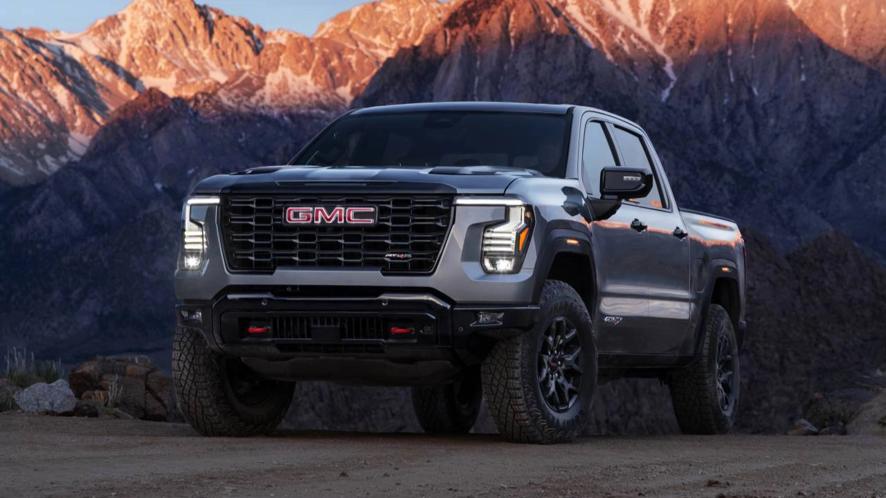 GMC Sierra 1500 Elevation stationné devant un bâtiment moderne