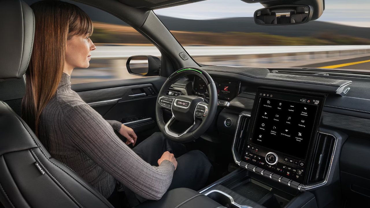Habitacle technologique du GMC Acadia 2026 avec son écran central de 15 pouces
