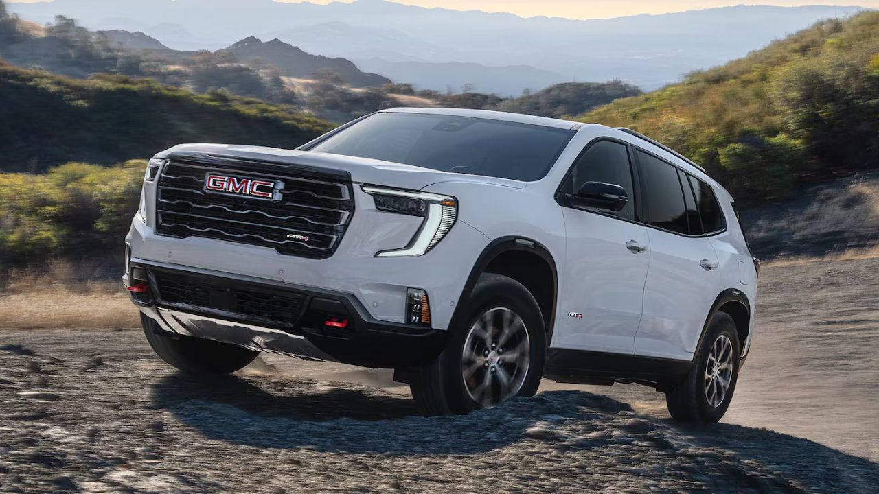 Le GMC Acadia 2026 blanc de trois-quarts avant mettant en valeur son design robuste