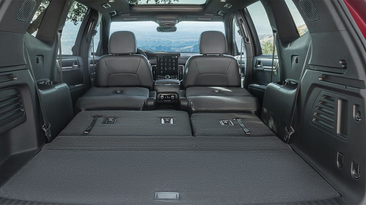 Profil latéral du GMC Acadia 2026 blanc montrant son gabarit imposant et élégant