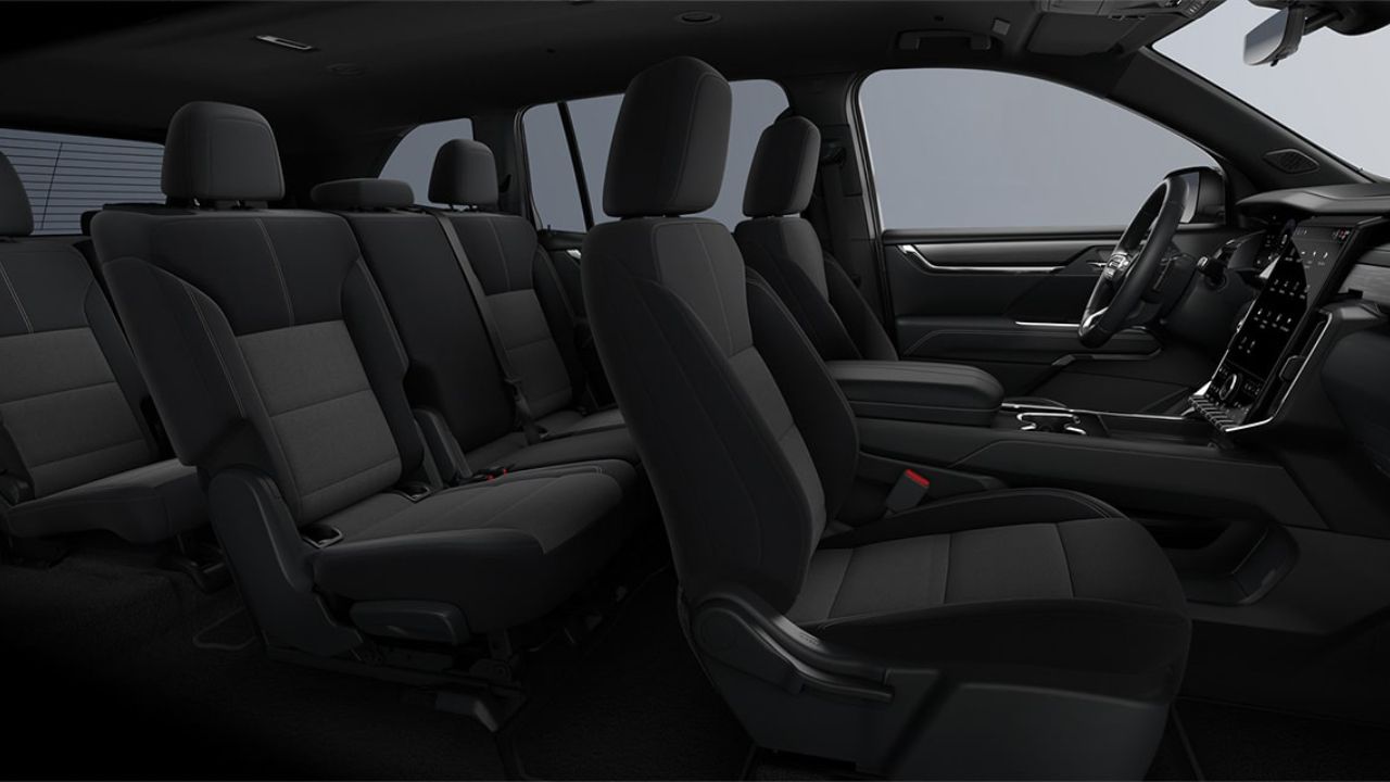 Gros plan sur la calandre chromée et les phares à DEL distinctifs du GMC Acadia 2026