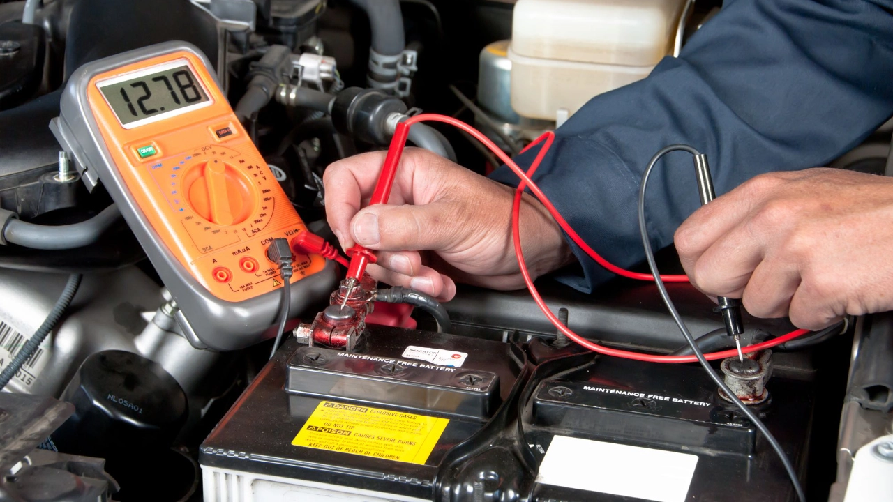 Test de voltage et vérification de l'état d'une batterie de voiture