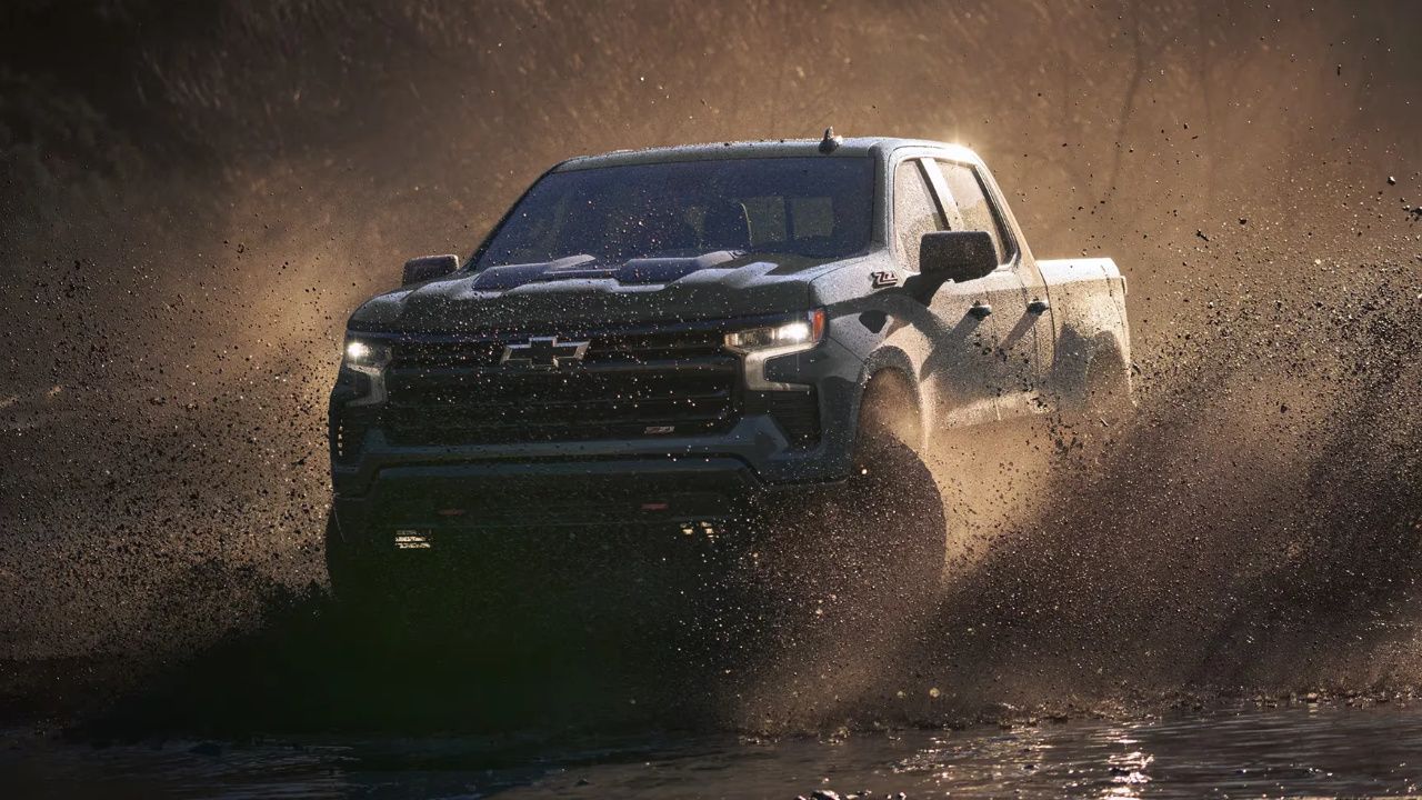Chevrolet Silverado 1500 circulant sur la route