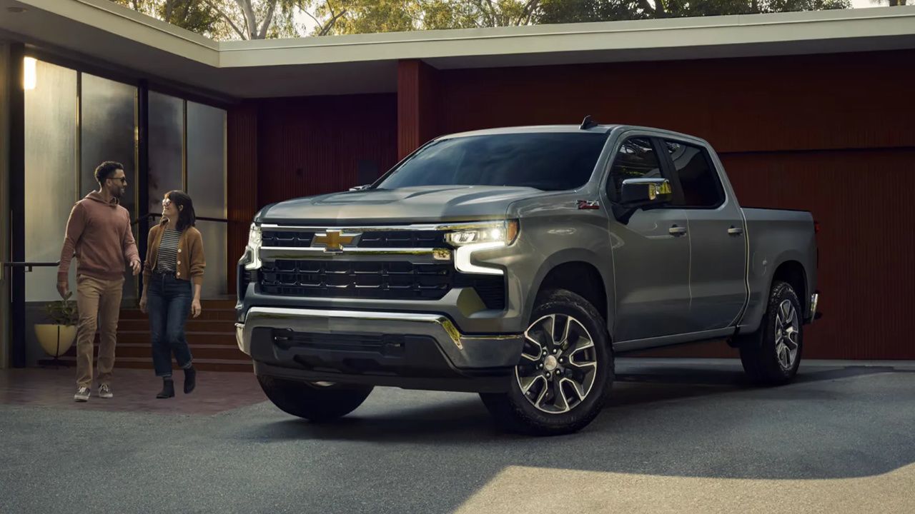 Vue de trois-quarts avant du Chevrolet Silverado 1500