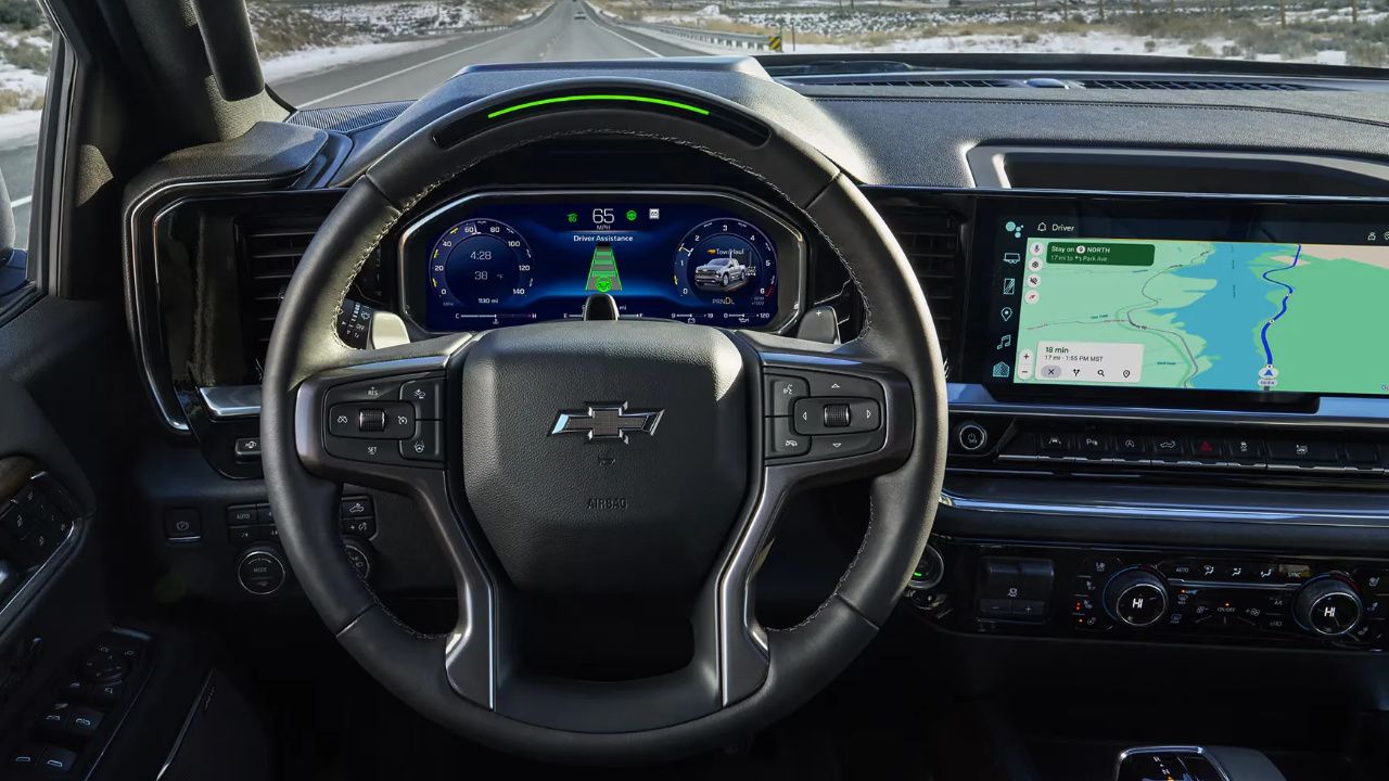 Habitacle et écran d'infodivertissement du Chevrolet Silverado 1500