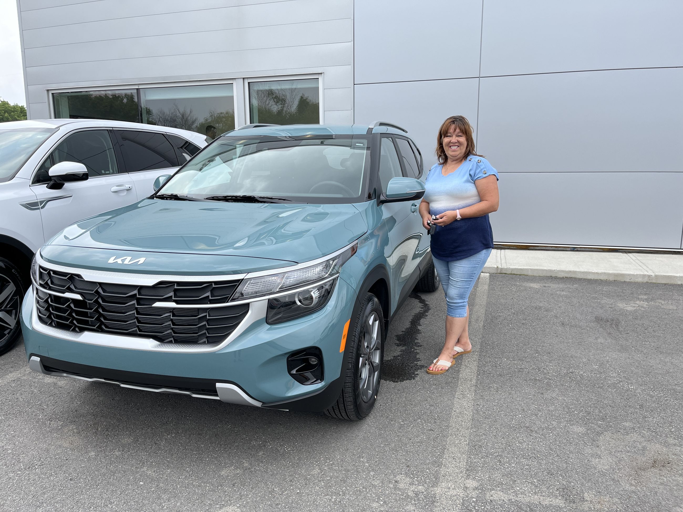 Construction Provost Inc. dit Kia seltos Lx 2024 bleu pluton, Merci à toute l’équipe de Kia des