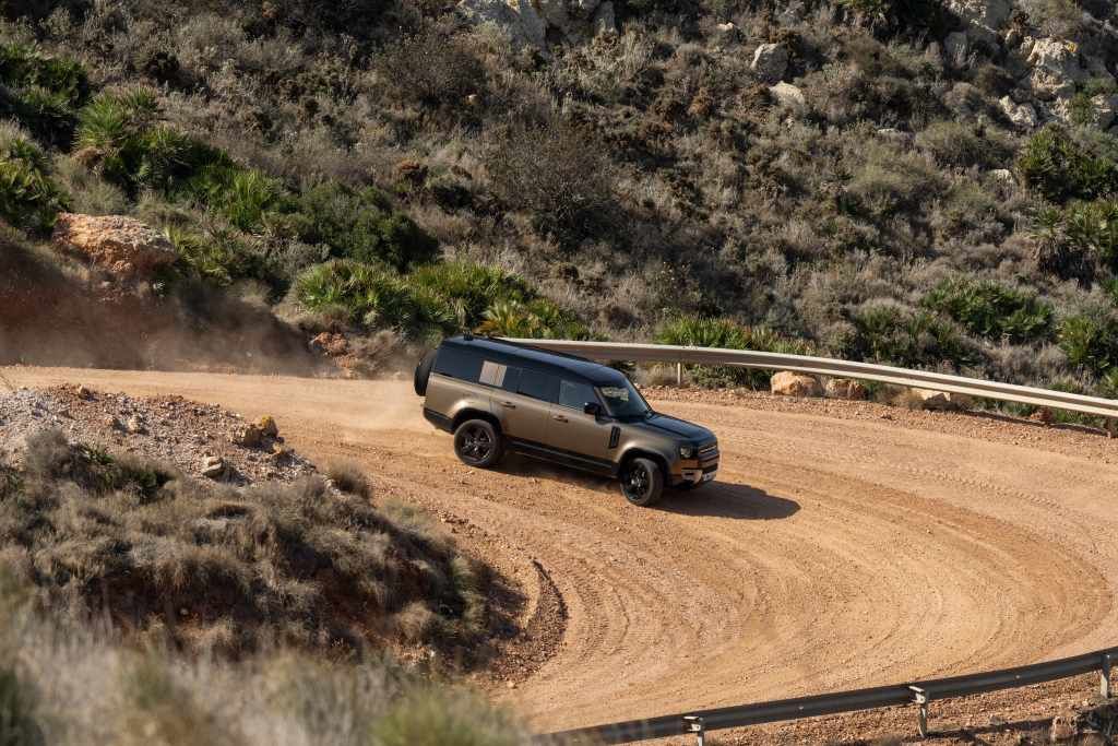 Maîtrisez les routes d'hiver avec un Land Rover Defender d'occasion : 7 capacités exceptionnelles