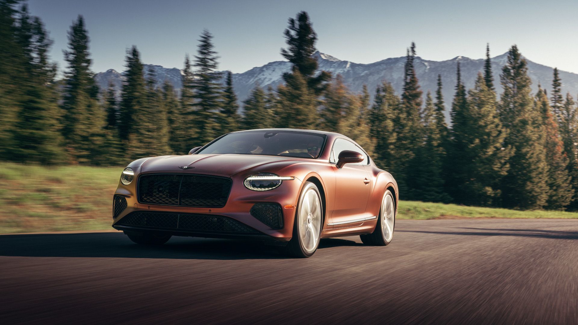 Continental GT Speed: Ultra Performance Hybrid Delivers 771 HP and 80 km Electric Range in Montréal